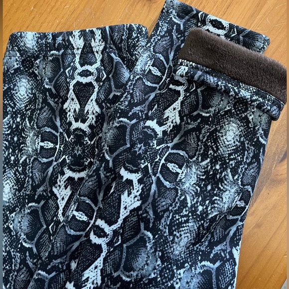 ❌❌SOLD❌❌ Just Cozy leggings faux fur snakeskin print black white size large - Picture 8 of 9